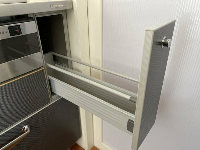 細長い「謎引き出し」空