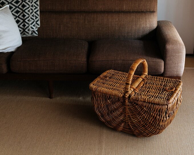 ソファの前にカゴ