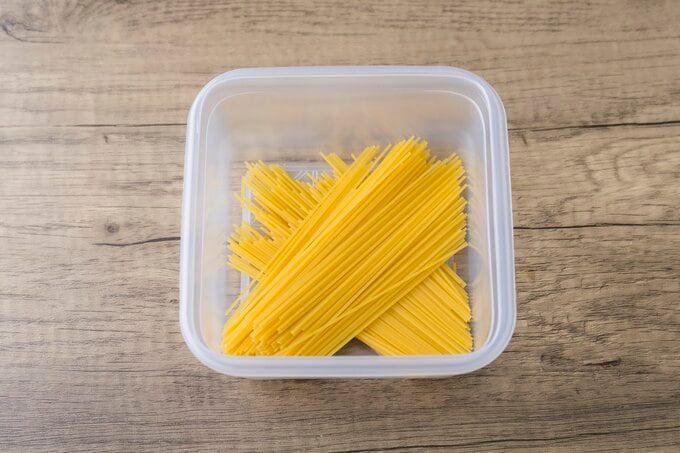 パスタ耐熱容器に入れる