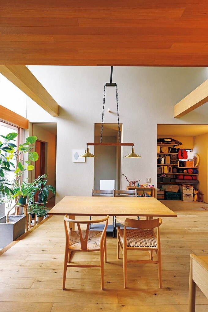 キッチンから玄関方向への眺め。