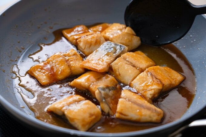 焼いたサバに調味料を合わせる