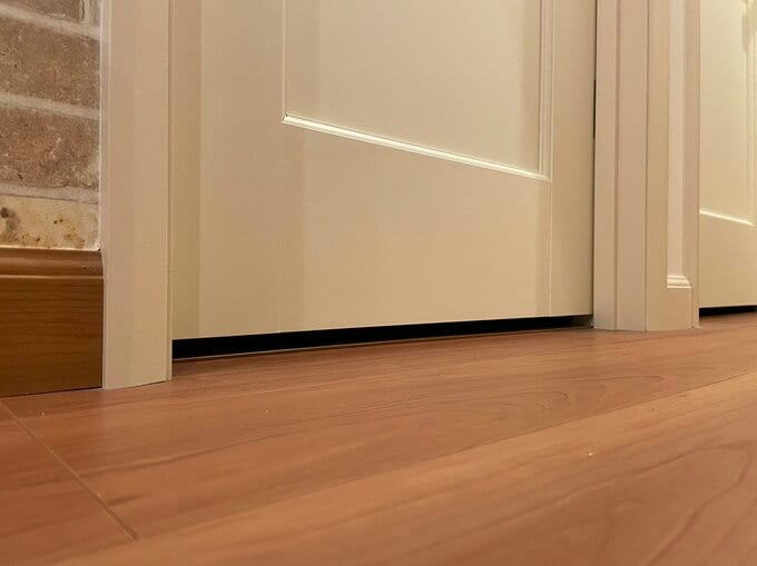 ドアの下の隙間