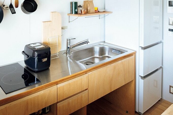 掃除のしやすさを優先して2口のIH調理器を採用