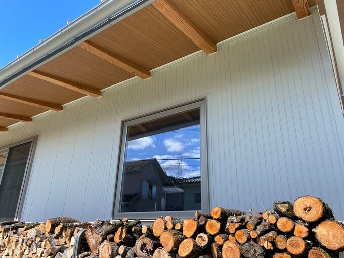 薪と横すべり出し窓