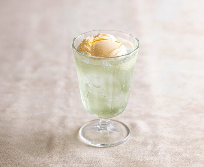 アイスをのせたメロンソーダ