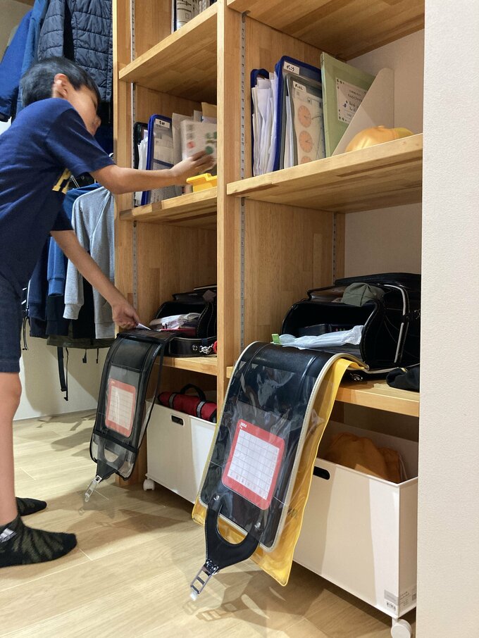 帰ってきたらランドセルを自分の棚へ。上の段には教科書など