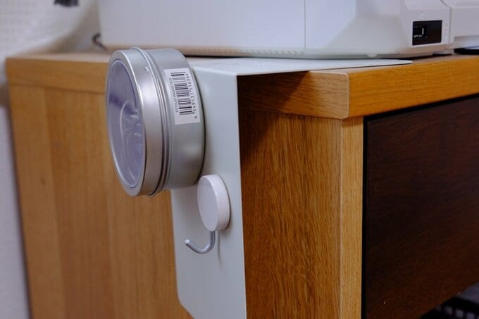 ブックエンドにマグネットフックをつけた様子