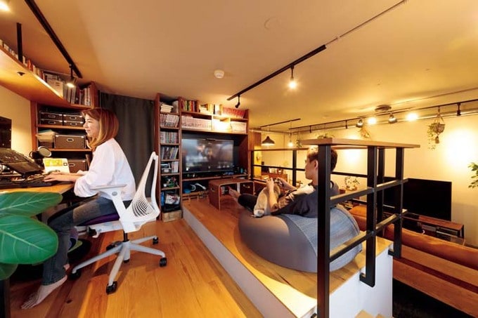 LDKを見渡せるホビースペースでくつろぐ夫妻