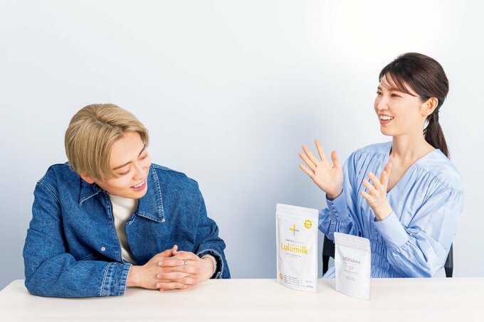 サプリメントやハーブティーについて語り合う二人