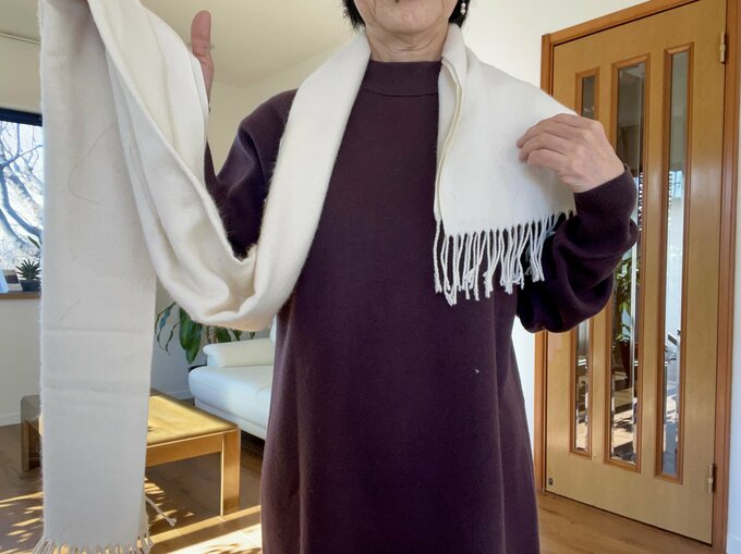 （1）片側を長くしてマフラーを首にかける。