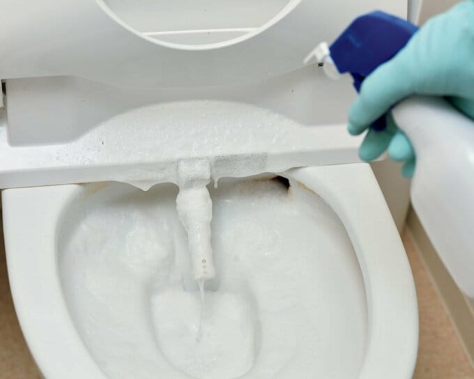 便器内やノズルに塩素系漂白剤を吹きつけた様子