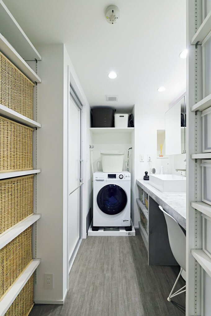 出入り口の左右に収納棚を設けた洗面室