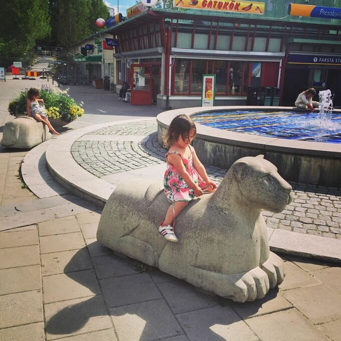 ライオンの像に乗る女の子