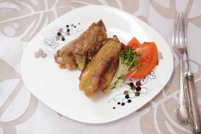 お肉の隣にトマトなど