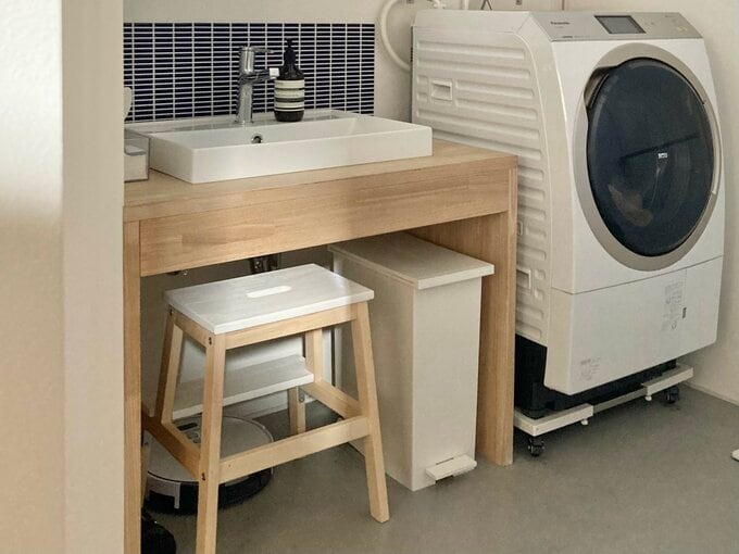 カウンター下も広々とれてすっきりした印象の半埋め込み型ボウル