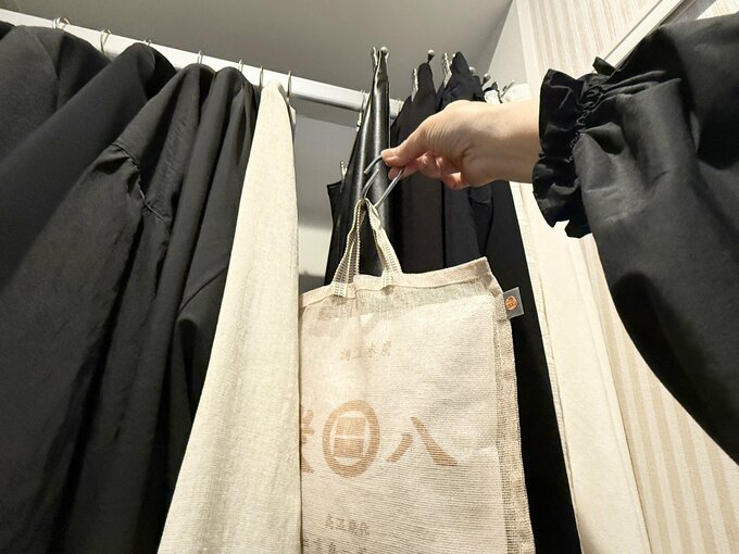 クローゼットに「炭八（調湿材）」を入れる様子