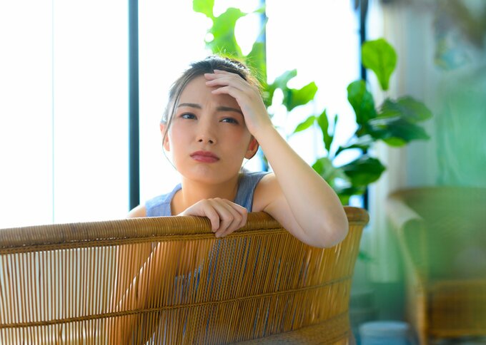 夏風邪をひく女性