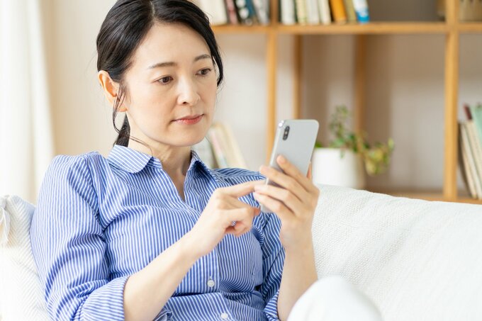スマホを触る女性