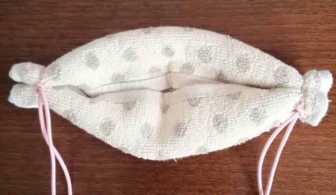 ハンカチの両端をゴムでしばる