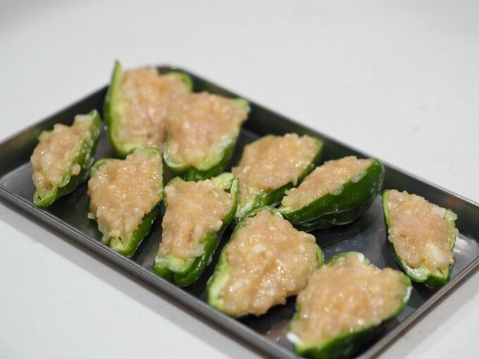 肉をピーマンにつめる