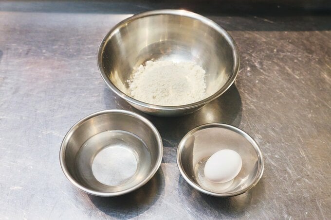 ボウルに入った粉、卵、水