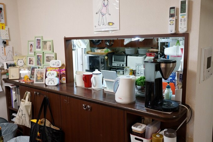 カウンターの割れ物は撤去するか、滑り止めシートを敷くなどの対策を