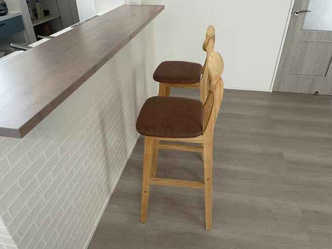 ハイチェア2脚を横並びに置いた画像