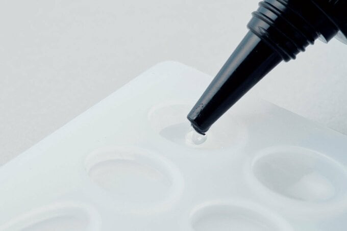 型にレジンを流し込む