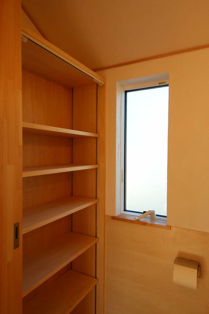 トイレの造作収納棚