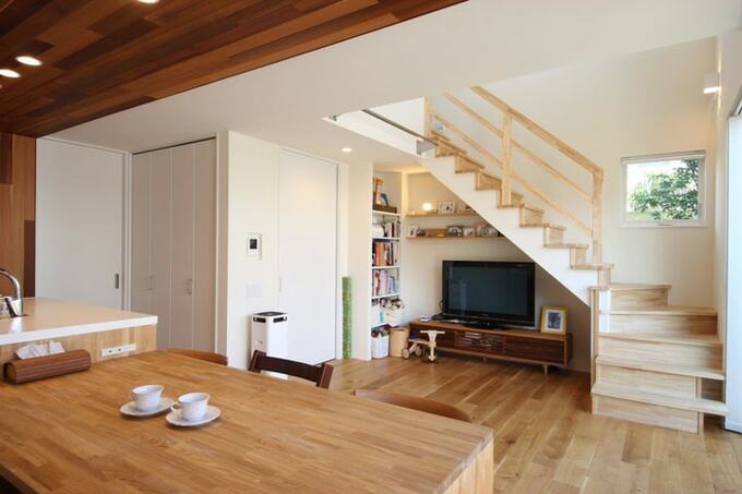 2階の子ども部屋へ声を届ける階段