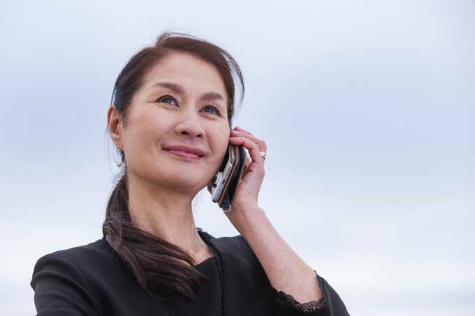 電話をする女性