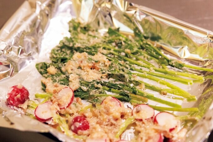 ラディッシュにソースを絡める