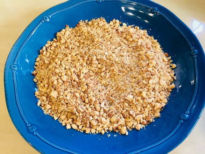 ビニール袋にアーモンドを入れ、袋の上から麺棒で叩いても