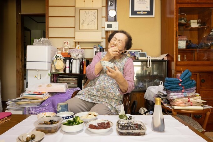 ごはんを食べている堀野智子さん