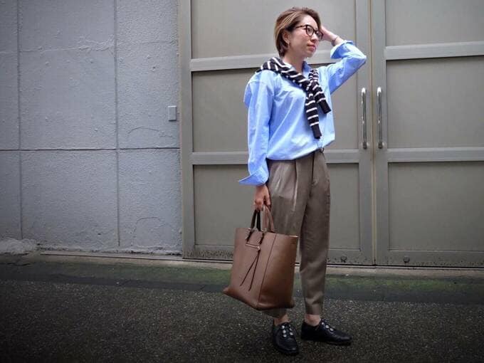 シャツ×テーパードパンツの定番通勤コーデ