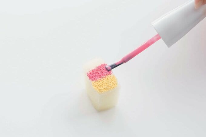 スポンジの縦半分ずつにマニキュアを塗る