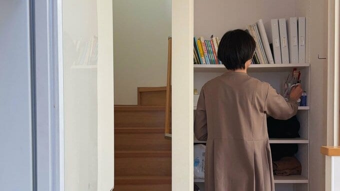 収納棚を整理している