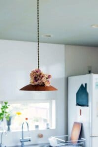 アートフラワーを照明の上に巻きつけて