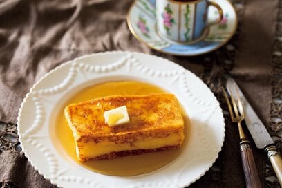 フレンチトーストをふっくら焼き上げるコツ。多めの卵黄が決め手
