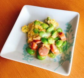 糖質オフでも大満足！ふわとろカリッの枝豆とソーセージのオムレツ