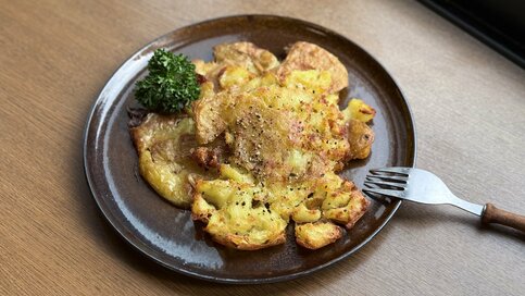 外カリッ、中もちっでやみつき。新ジャガを丸ごと味わう「揚げないポテト」レシピ