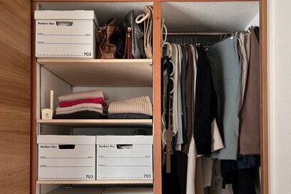 50代ひとり暮らしの「考えない」クローゼット。たたまず収納＆ワンピースを制服化で時短に