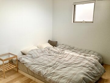 収納なし6畳の寝室は意外に快適。間取りの工夫で散らからない＆ストレッチできるスペースも