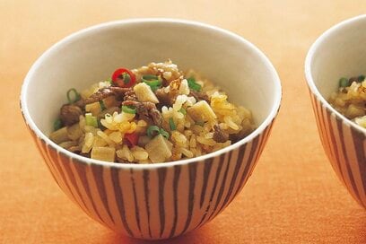 ゴボウと牛肉のうま味たっぷり「炊き込みご飯」。具材は炒めてから炊くと風味アップ　