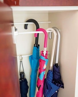 100円のつっぱり棒テク。高低差をつけて傘の収納力アップ