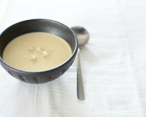 薄い色のスープに黒い器がぴったり