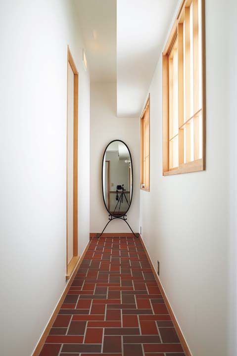 寝室を囲むように設けた廊下