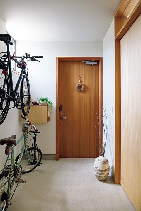 玄関ドア脇の壁面に設置したポスト