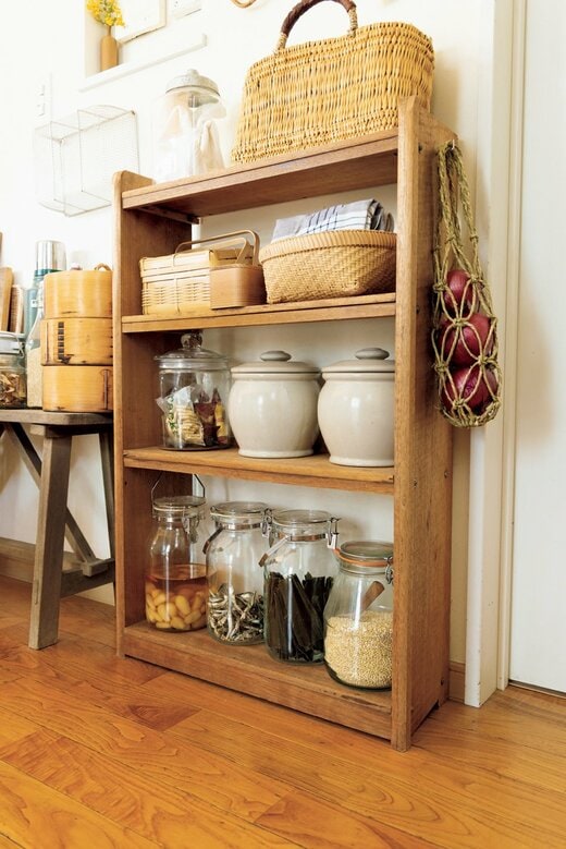 昆布や煮干しなどが並べられた棚