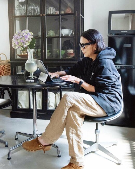 仕事をする大塚さん